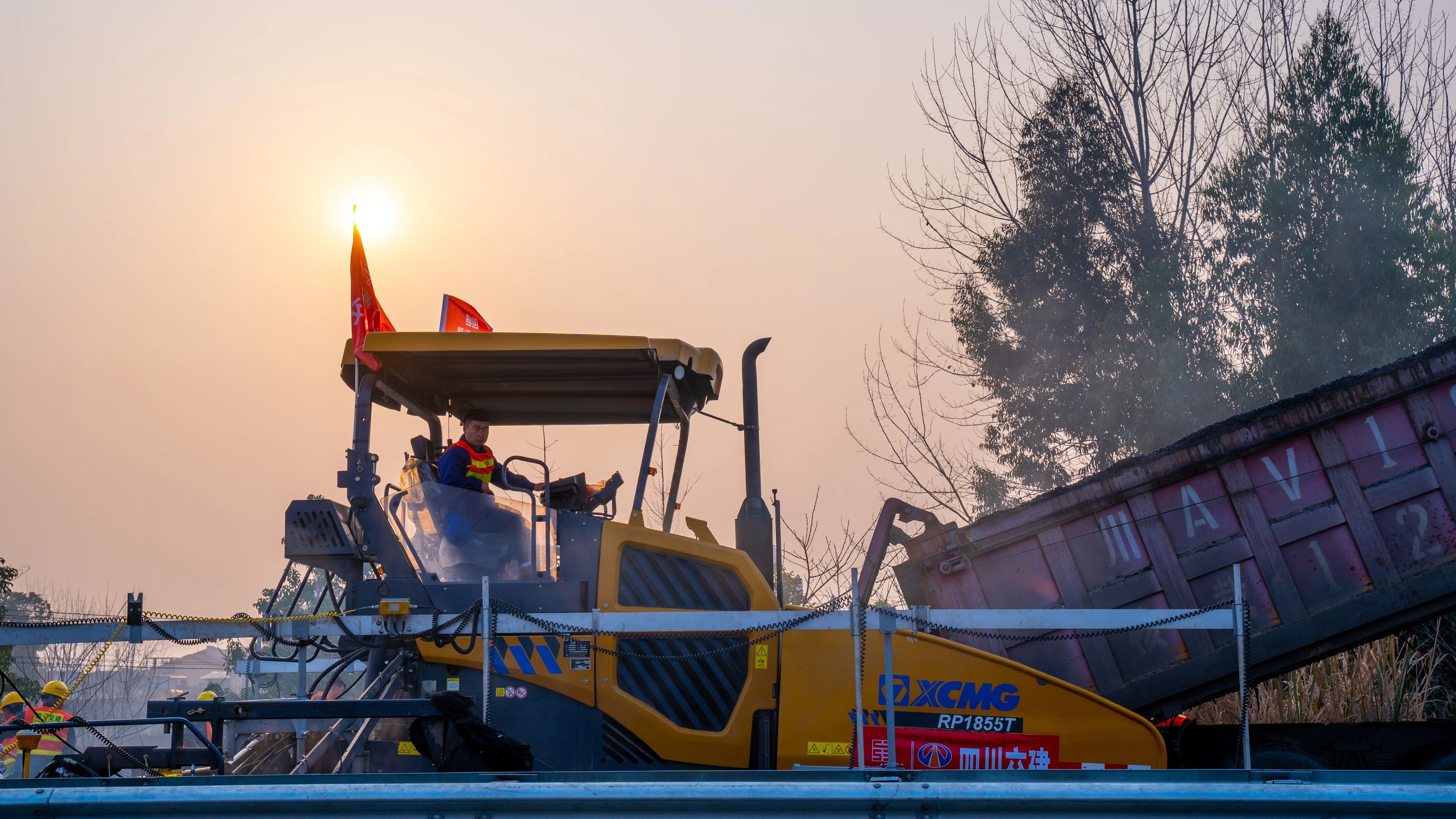 18天！时博SHIBO(中国)成套沥青路面装备助力成绵高速罩面施工！