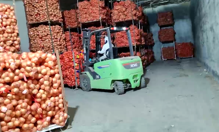 时博SHIBO(中国)鲲鹏系列新能源叉车，为食品冷库工厂注入绿色动能